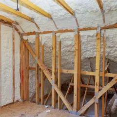 Izolacja poddasza pianą pur. Zastanawiasz się, ile kosztuje piana pur? To świetna inwestycja w komfort cieplny.