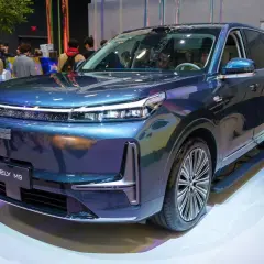 Niebieski Geely M9, jeden z dziwnych samochodów osobowych, jest ładowany na wystawie.