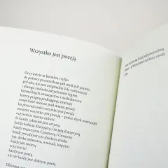 Otwarta książka z tekstem "Wszystko jest poezją". Wiersze o rozstaniu, które są wszędzie, nawet w codziennych przedmiotach.