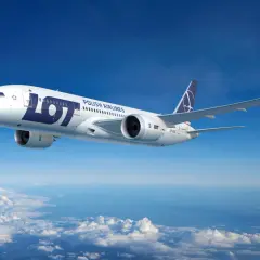 Boeing 787 Dreamliner LOT Polish Airlines, największy samolot pasażerski w Polsce, leci nad chmurami.