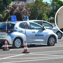 Egzamin na prawo jazdy w świetle nowych przepisów. Samochody z literą "L" na placu manewrowym.