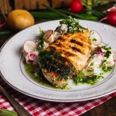 Soczysty filet z kurczaka na grillu - najlepsze przepisy i triki