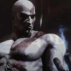 Kratos, bóg wojny z greckiej sagi, w odświeżonej wersji. Jego dłoń emanuje niebieskim ogniem.