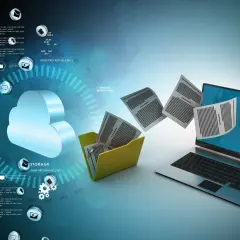 Dokumenty przenoszone z folderu do laptopa, symbolizujące efektywność systemu edi.