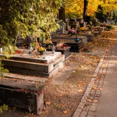 Ile kosztuje pogrzeb z kremacją? Sprawdź, jak uniknąć wysokich wydatków.
