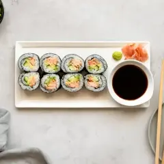 Smaczne hosomaki z łososiem i awokado, podane z sosem sojowym i wasabi.