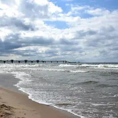 Ile stopni ma woda w Bałtyku? Sprawdź, zanim wskoczysz do morza!