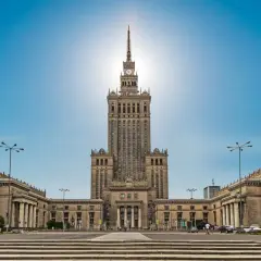 Imponujący Pałac Kultury i Nauki w Warszawie, którego wysokość dominuje nad miastem, w słoneczny dzień.
