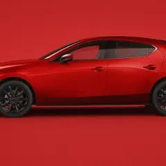 Czerwona Mazda 3 na jednolitym tle. Odkryj bogactwo mazda kolory lakieru, odważny czerwony podkreśla dynamiczną sylwetkę.