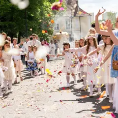 17 czerwca. Dzieci sypią kwiaty na procesję.