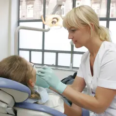 Dentysta na NFZ: Jak znaleźć gabinet i co Ci przysługuje?