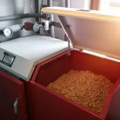 Pelletlager für Heizung: Die Frage, wie lange kann man Pellets lagern, ist wichtig. Hier sind sie in einem großen Behälter bereit für die Heizsaison.