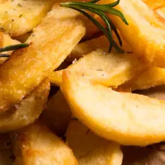 Patatas gajo doradas y crujientes, con romero fresco y sal marina. Un placer para la vista y el paladar.