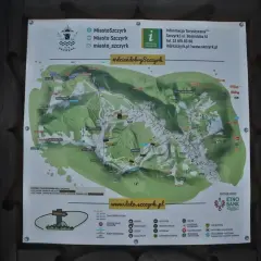 Mapa turystyczna Szczyrku z zaznaczonymi skrzyczne szlaki, trasami pieszymi i rowerowymi, wyciągami oraz punktami użyteczności publicznej.