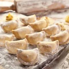Gotowe do lepienia pierogi, posypane mąką. Zastanawiasz się, jaka mąka na pierogi będzie najlepsza?