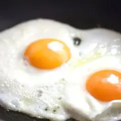 Jajko sadzone bez tłuszczu: 85 kcal, makro i przepis. Czy to hit diety?