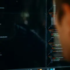 Kod programu, który może zawierać dane osobowe. Programista analizuje kod, dbając o bezpieczeństwo danych.