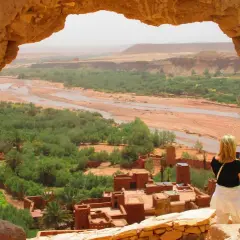 Maroko, wrzesień. Piękna pogoda na zwiedzanie Ait Ben Haddou. Widok na dolinę rzeki i tradycyjne budowle.