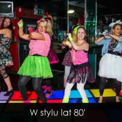 Impreza w stylu lat 80 - jak stworzyć niezapomnianą atmosferę?