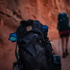 Trekking co to? Wędrówka przez kanion z plecakami i kijkami. Przygoda na łonie natury.