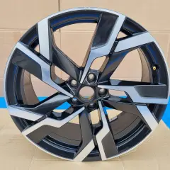 Oryginalna felga do Škoda Kodiaq RS, dwukolorowa, z ostrymi, geometrycznymi ramionami, gotowa na nowe wyzwania.