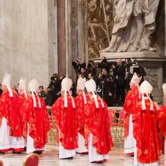 Kardinäle in roten Gewändern und Mitra stehen in einer Kirche. Dies ist ein Moment, der an ein Konklave erinnert, wo ein neuer Papst gewählt wird.