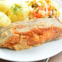 Smażony halibut ryba w panierce, podany z purée ziemniaczanym i surówką. Pyszny obiad!