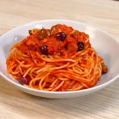 Spaghetti al sugo rosso con tonno e olive nere, un piatto semplice e gustoso.