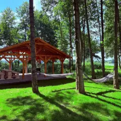 Najlepsze domki nad jeziorem Lubie – komfort i relaks na wakacje