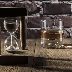 Kieliszek whisky i klepsydra symbolizują upływ czasu i szybkie spalanie alkoholu. Przyczyny tego zjawiska mogą być różne.