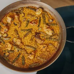 Paella valenciana tradicional, con pollo, judías verdes y mejillones. ¡La mejor paella en Valencia!