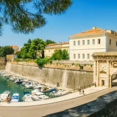 Port w Zadarze z łodziami i zabytkową bramą. Wspaniałe zadar okolice atrakcje czekają na odkrycie!