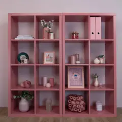 Deux étagères modulables roses, idéales pour customiser et relooker une chambre. Décorées avec des objets déco tendance.