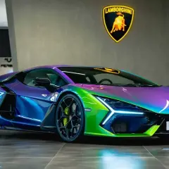 Lamborghini che cambia colore, un capolavoro cangiante dal blu al viola, verde brillante sul cofano.
