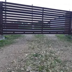 Prześwit pod bramą jest spory. Jak zmniejszyć prześwit pod bramą? Można zastosować podmurówkę lub zasypać nierówności.