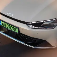 Nowy Kia z zieloną tablicą rejestracyjną WN 2028P.