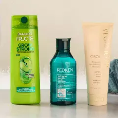 Szampony do włosów: Garnier Fructis Grow Strong, Redken Extreme Length i Vegamour GRO+. Naturalna pielęgnacja dla mocnych włosów.