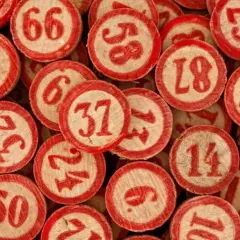 Tanti numeri su tessere di tombola, un anniversario di matrimonio numero smorfia napoletana.