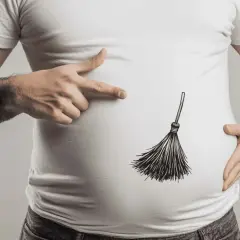 Uomo con pancia disegnata con una scopa, simbolo di pulizia e benessere, come un lavaggio intestinale metaforico.