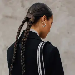 Peinados con coleta alta y trenza, un look moderno y elegante.
