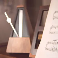 Partition de musique avec un métronome réglé sur un tempo moderato.