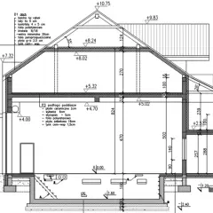 Przekrój budynku z zaznaczoną wysokością całkowitą 10,75 m, pokazujący fundamenty, ściany, dach i poszczególne warstwy izolacji.