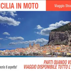 Panoramica di Cefalù e Taormina, con il mare blu e il cielo sereno. Un invito a partire per un viaggio in moto in Sicilia, disponibile tutto l'anno.
