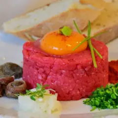 Idealna tatar wołowy z żółtkiem, posypany papryką, z dodatkami. Poznaj zasady serwowania i jak zrobić mrożoną wódkę do tatara.