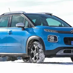 Citroën C3 Aircross blu su neve, pronta per l'avventura con la sua trazione elettrica 4x4.