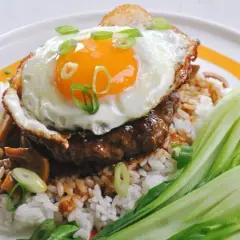 En läcker loco moco med ris, köttpuck, stekt ägg och bok choy.