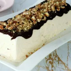 Parfait di mandorle ricetta originale siciliana: un dolce gelato cremoso, ricoperto di cioccolato fuso e granella di mandorle croccanti.