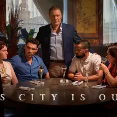Fünf Personen sitzen an einem runden Tisch in einem eleganten Restaurant. Der Titel "This City Is Ours" deutet auf eine Geschichte über Macht und Einfluss hin.