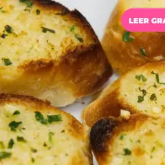 Pan de ajo con queso, crujiente y dorado, con perejil picado. ¡Un aperitivo irresistible!