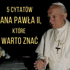 5 cytatów Jana Pawła II, które warto znać. Papież w białej szacie z krzyżem na szyi.